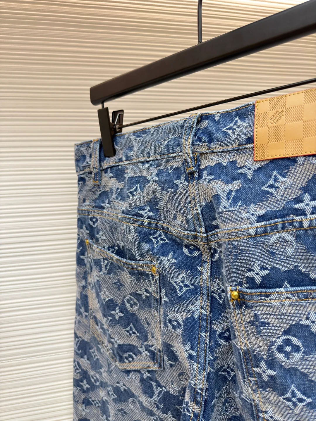 LOUIS VUITTON letter floating jacquard jeans ●Original version: purchased and developed by 14559 ●Item number: 1681998-B50 ●Material: denim denim fabric ●Technology: jacquard production ●Color: blue ●Version: fitted version ●Weight: about 955 grams ●Size: 28-30-32-34-36 ●Description: Made of heavy denim denim as the base, it uses distressed washing + gradient tie-dyeing to present a Monogram dark pattern effect. The gray-blue and off-white smudged colors are natural and layered, retaining the brand logo while enhancing the retro texture. The trousers have a skateboard straight cut, and the waistband is equipped with metal buttons and leather logo tags. The five-pocket structure follows the classic workwear design, and the edges of the pockets are reinforced with double-lane stitching, taking into account durability and style. The trouser legs are slightly narrowed to suit various scenarios. The overall process combines denim washing technology with brand logo technology, which not only retains the casual attributes of denim items, but also enhances high-luxury recognition through gradient textures. The overall wiring is straight and delicate, the fabric is comfortable and soft, and the color is consistent without color difference. It can be matched with the same style to create a fashionable look and control various occasions. Customized accessories, complete with three standards, same style for men and women!